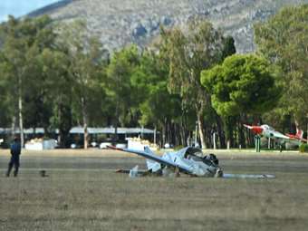 Εκπαιδευτικό αεροπλάνο βγήκε από το διάδρομο στο Τατόι - Έχουν τις αισθήσεις τους οι δύο χειριστές