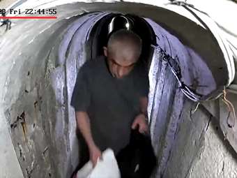 Στη δημοσιότητα βίντεο του Σινουάρ να κατεβαίνει σε τούνελ πριν την επίθεση της 7ης Οκτωβρίου