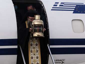 Πότε αναμένεται το Άγιο Φως στην Αθήνα - Με ειδικές πτήσεις θα μεταφερθεί σε ολόκληρη την Ελλάδα