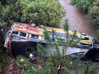 Αργεντινή: Εννέα άνθρωποι σκοτώθηκαν όταν λεωφορείο έπεσε από γέφυρα σε ποταμό