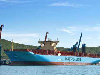 Maersk: Μεγαλύτερη του αναμενομένου η επίδραση των επιθέσεων σε πλοία στην Ερυθρά Θάλασσα στο παγκόσμιο εμπόριο
