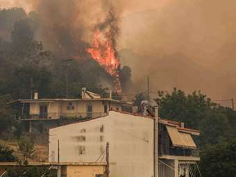Μαίνονται τα πύρινα μέτωπα σε Αχαΐα, Ζάκυνθο, Χίο και Πρέβεζα - Βελτιωμένη η εικόνα στην Κεφαλονιά, εκτός ελέγχου στα Συχαινά