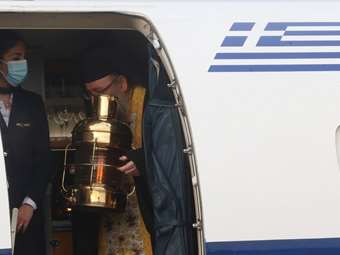 Το Άγιο Φως αφίχθη στο "Ελ. Βενιζέλος" και μεταφέρεται σε όλη τη χώρα
