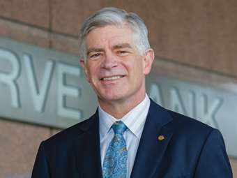 Π. Χάρκερ: Η Fed δεν θα μειώσει τα επιτόκια σύντομα