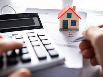 Eurobank: "Μορφή πληθωριστικού φόρου" η μη τιμαριθμοποίηση - Πόσο επιβαρύνονται τα νοικοκυριά