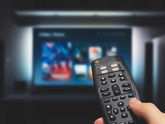 Καίριο πλήγμα στην "πειρατεία" με συλλήψεις και "μαύρο" στις οθόνες στη Σαντορίνη