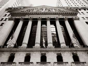 Μικτή εικόνα στη Wall Street σε κλίμα αναμονής