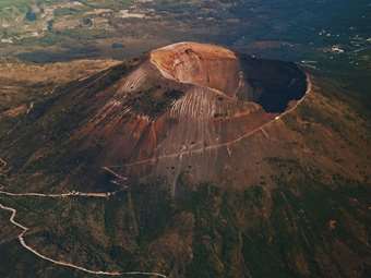 Ισλανδία: Η λάβα από το ηφαίστειο που εξερράγη έφθασε σε σπίτια του Γκρίνταβικ που έπιασαν φωτιά