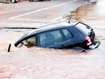 Τι πρέπει να κάνεις αν πέσεις με το αυτοκίνητο στο νερό