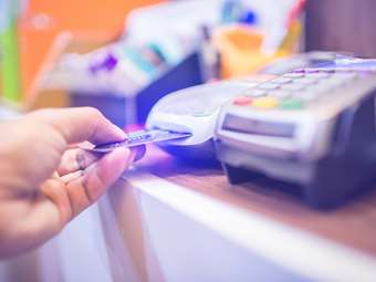 Έναν αθέατο "θησαυρό" στην ελληνική οικονομία αποκάλυψε η υποχρεωτική διασύνδεση των POS με τις ταμειακές μηχανές
