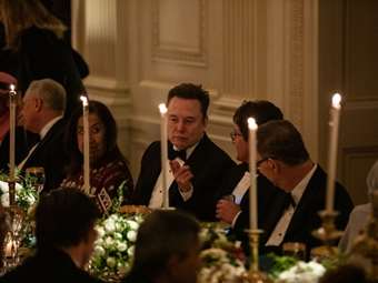 Ο Έλον Μασκ επέστρεψε στον Λευκό Οίκο - Στο επίσημο δείπνο του Τραμπ για τον Μπιν Σαλμάν