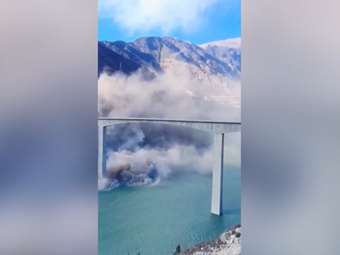 Γέφυρα κατέρρευσε σαν παιχνίδι-είχε εγκαινιαστεί τον Σεπτέμβριο (video)