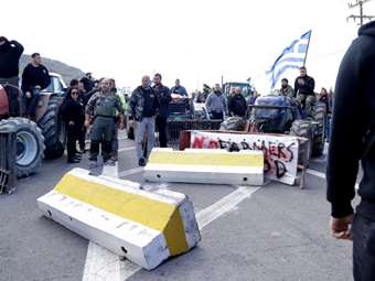 Ηράκλειο: Κλειστό το αεροδρόμιο - Εισέβαλαν στην πίστα αγρότες και κτηνοτρόφοι