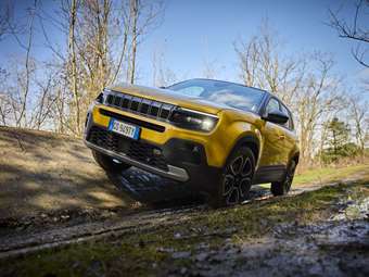 Το Jeep Avenger θέλει να ανταγωνιστεί το Yaris Cross
