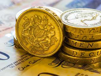 Σε υψηλό σχεδόν δύο ετών η στερλίνα έναντι του ευρώ