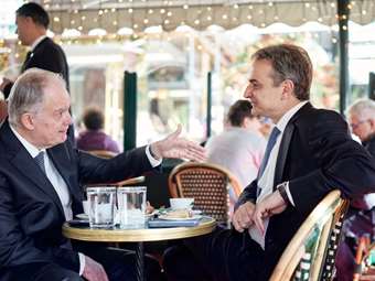 Μητσοτάκης-Τασούλας ήπιαν τον πρώτο καφέ του νέου έτους - Η ανταλλαγή ευχών με πολίτες