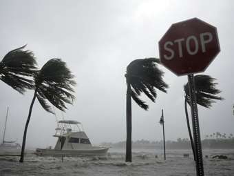 Ο κυκλώνας Έριν ενισχύεται ξανά στην κατηγορία 4, απειλεί τις Μπαχάμες