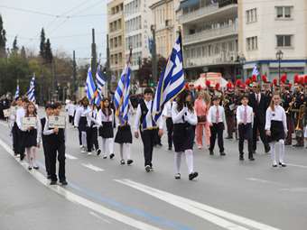 Ολοκληρώθηκε η μαθητική παρέλαση στο κέντρο της Αθήνας