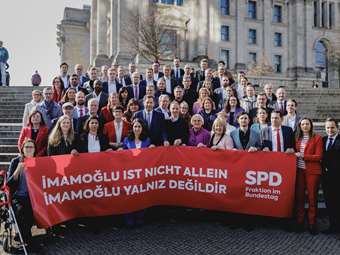 Γερμανία: Οι βουλευτές του SPD ανήρτησαν πανό υπέρ του Ιμάμογλου