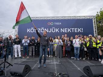 Ουγγαρία: Δημοσκοπικό προβάδισμα 15 μονάδων για το κεντροδεξιό Tisza έναντι της εθνικιστικής δεξιάς του Όρμπαν