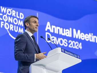 Ο Μακρόν ζητεί η Ευρώπη να λάβει "γενναίες" αποφάσεις για να επιταχύνει τη βοήθειά της προς την Ουκρανία