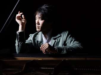 Φεστιβάλ της Άνοιξης 2025: Ο Bruce Liu με την Amsterdam Sinfonietta στο Μέγαρο