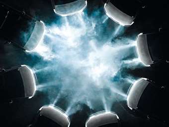 Δείτε ένα ξεχωριστό χριστουγεννιάτικο light show με Tesla Cybertruck (video)