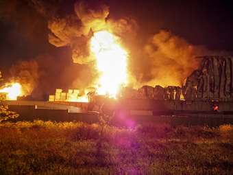 Πυρκαγιά σε αποθήκη εργοστασίου στη Ριτσώνα - Μήνυμα από το 112 για τους καπνούς