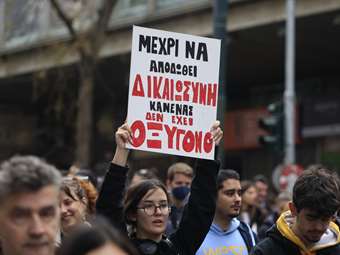 Τεμπη: Λαοθάλασσα σε όλη την Ελλάδα στη μνήμη των θυμάτων της τραγωδίας - Επεισόδια σε Αθήνα, Θεσσαλονίκη