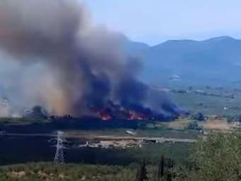 Φωτιά στη Ριτσώνα, κοντά στο εργοστάσιο της Παπουτσάνης - Πυκνοί μαύροι καπνοί