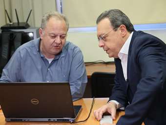 Συνάντηση Φάμελλου με Παπαζάχο: Η πολιτεία να αναλάβει τη λειτουργία παρατηρητηρίου του ηφαιστείου της Σαντορίνης