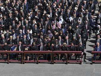 Ο Ντόναλντ Τραμπ στην πρώτη σειρά της κηδείας του Πάπα