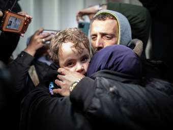 Ράφα: Με δάκρυα στα μάτια, οι πρώτοι Παλαιστίνιοι της Γάζας επιστρέφουν από την Αίγυπτο