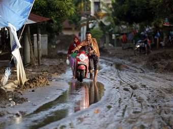 Πλημμύρες στην Ασία: Κούρσα με το χρόνο για την παροχή βοήθειας στους επιζώντες