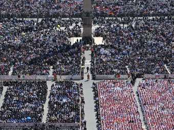 Δύο ώρες αναμονή για την είσοδο των πιστών στην Βασιλική Σάντα Μαρία Ματζόρε - "Ο Θεός αγαπάει όλους", δήλωσε ο καρδινάλιος Παρολίν