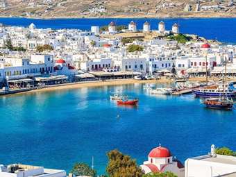 DW: "Ρεκόρ" υπερτουρισμού σε Μύκονο και Σαντορίνη