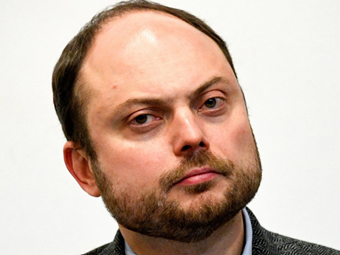 Ρώσοι δημοσιογράφοι απαιτούν την απελευθέρωση του πολιτικού Βλαντίμιρ Καρά- Μουρζά ενόψει της "σταλινικής" ετυμηγορίας για εσχάτη προδοσία