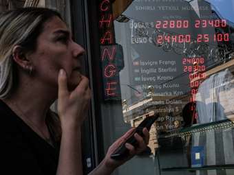 Τουρκία: Η Κεντρική Τράπεζα αύξησε στο 15% τα επιτόκια - "Βουτιά" για τη λίρα