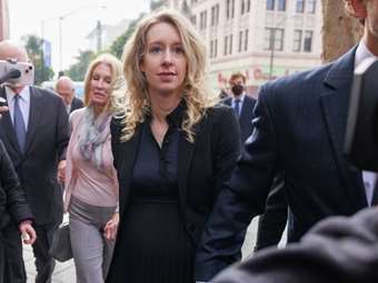 Φυλακή η Ελίζαμπεθ Χολμς μέχρι την έφεση - Απορρίφθηκε η αίτησή της να μείνει ελεύθερη με εγγύηση