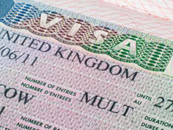 Politico: Η Βρετανία μπλοκάρει βίζες σε χώρες που δεν επαναπατρίζουν μετανάστες α λα Τραμπ