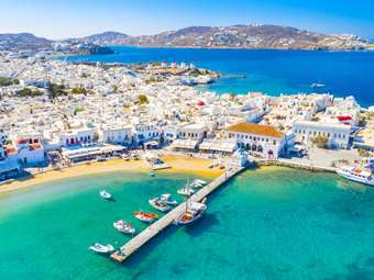 Κυκλάδες σε δύο "ταχύτητες": Πάνω η Πάρος και η Νάξος σε αφίξεις, κάτω Μύκονος και Σαντορίνη