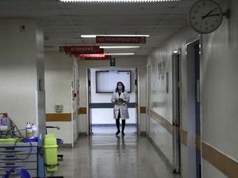 ΕΟΔΥ: Τέσσερις θάνατοι από COVID-19 και 162 νέες εισαγωγές