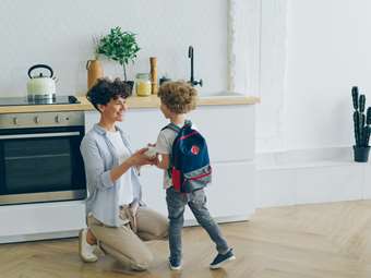 Από σχολικές τσάντες, βιβλία και τετράδια μέχρι στυλό, μολύβια και γόμες - Όλα όσα χρειάζεσαι