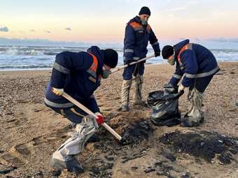 Ρωσία: Η πετρελαιοκηλίδα στη Μαύρη Θάλασσα διευρύνεται