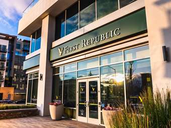 Αντιδρούν με ράλι άνω του 20% οι περιφερειακές τράπεζες των ΗΠΑ μετά το ξεπούλημα