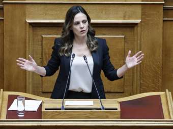 Ε. Αχτσιόγλου: Η κυβέρνηση έχει ήδη αθωώσει τον κ. Τριαντόπουλο