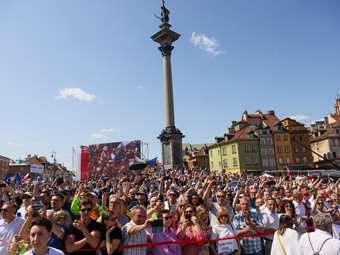 Από τα Βαλκάνια έως την Ασία, οι πολίτες βγαίνουν στους δρόμους