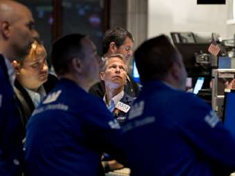 Με απώλειες έκλεισε η Wall με φόντο τη Μέση Ανατολή - Τα βλέμματα στην απασχόληση