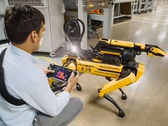 Ένας σκύλος ρομπότ φυλάει την παραγωγή στη Jaguar Land Rover