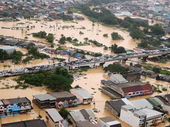 Έφτασαν τους 350 οι νεκροί από τις πλημμύρες στη νοτιανατολική Ασία στον χειρότερο απολογισμό της τελευταίας δεκαετίας